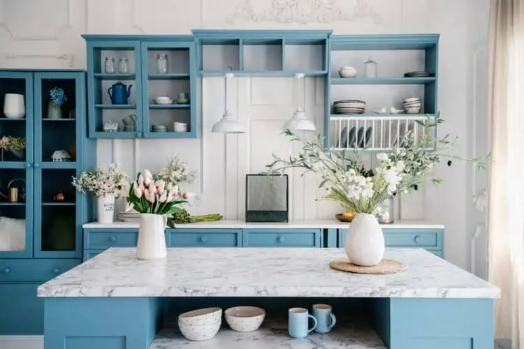 Comparing Open Shelving vs. Closed Kitchen Cabinets