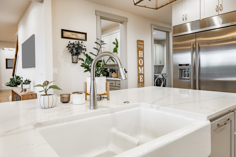 What is the difference between quartz and quartzite?